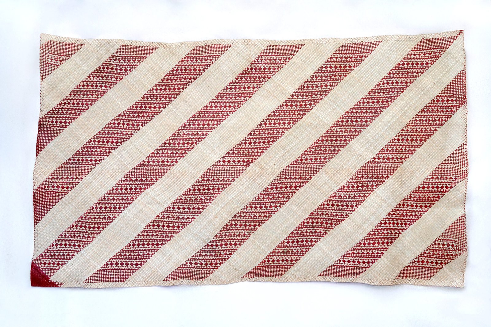 Red & Plain Stripe Slant 7x4